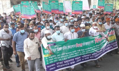 গণপরিবহন চালু করাসহ তিন দফা দাবিতে শ্রমিকদের বিক্ষোভ গণপরিবহন চালু করাসহ তিন দফা দাবিতে শ্রমিকদের বিক্ষোভ